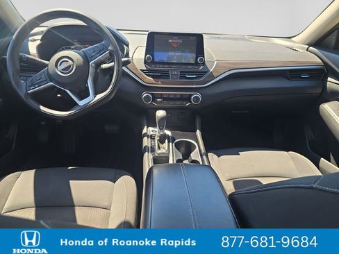 Used 2024 Nissan Altima 2.5 SV FWD image 12