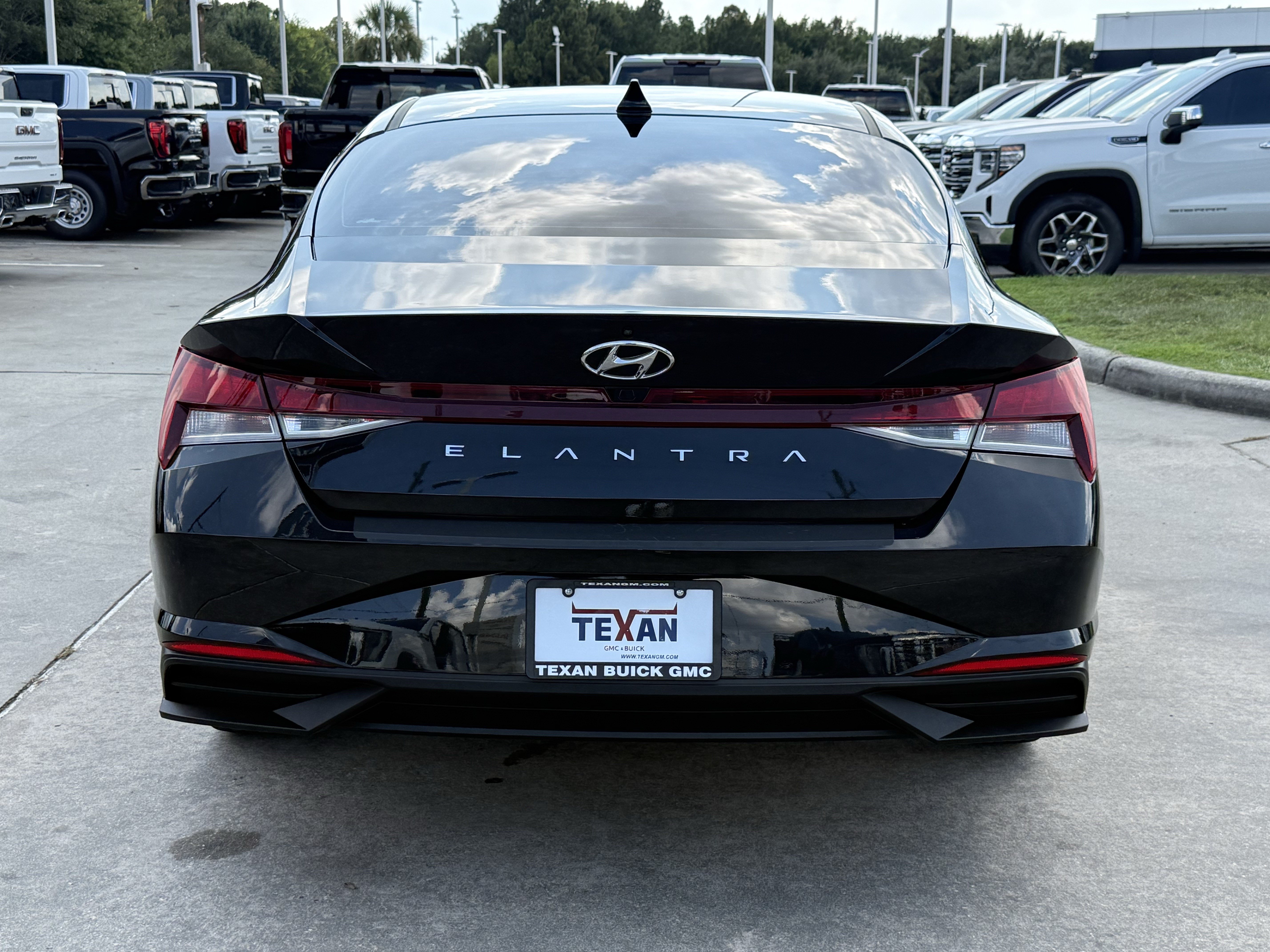 Used 2022 Hyundai Elantra SEL w/ Convenience Package FWD image 6