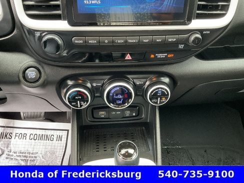 Used 2025 Hyundai Venue Limited FWD image 30