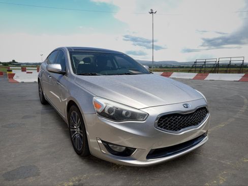 Used 2014 Kia Cadenza Premium w/ Luxury Package FWD image 2