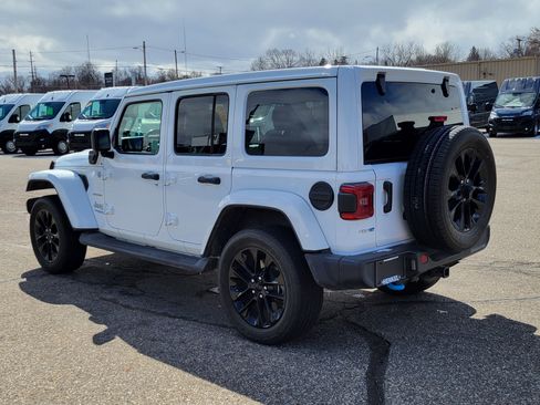Used 2022 Jeep Wrangler Unlimited Sahara w/ Cold Weather Group image 3
