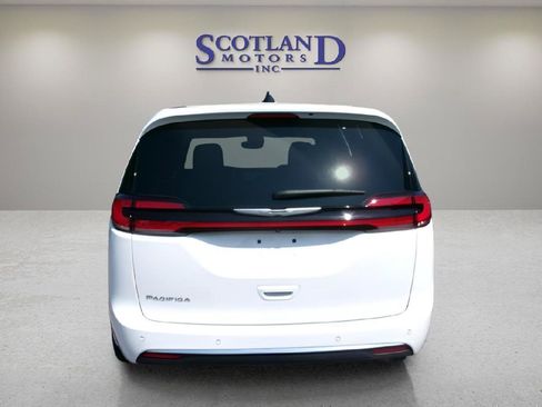 Used 2025 Chrysler Pacifica Select FWD image 7