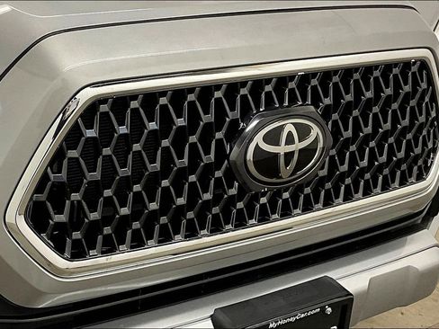 Used 2019 Toyota Tacoma TRD Sport w/ Technology Package AWD/4WD image 32