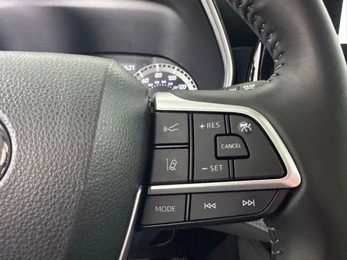 Used 2023 Toyota Highlander XLE AWD/4WD image 28