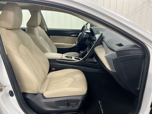 Used 2020 Toyota Avalon XLE w/ Carpet Mat Package image 21
