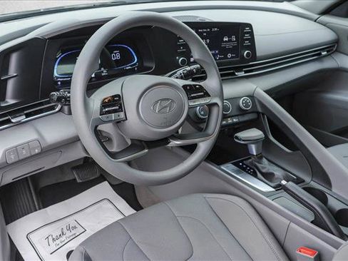 Certified 2025 Hyundai Elantra SE image 10