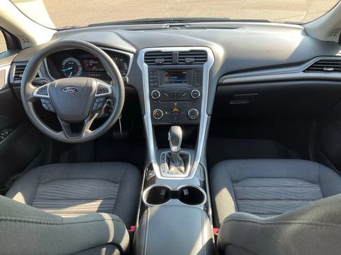 Used 2016 Ford Fusion SE FWD image 2