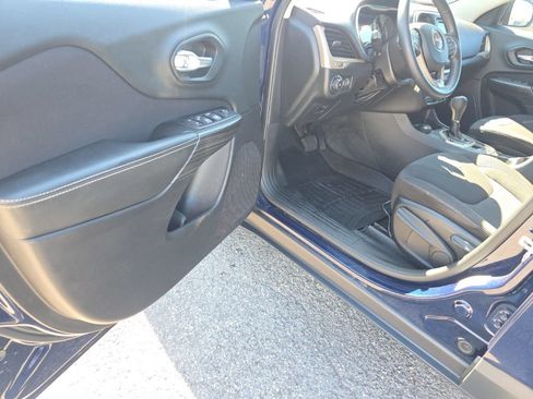 Used 2015 Jeep Cherokee Latitude w/ Cold Weather Group AWD/4WD image 10