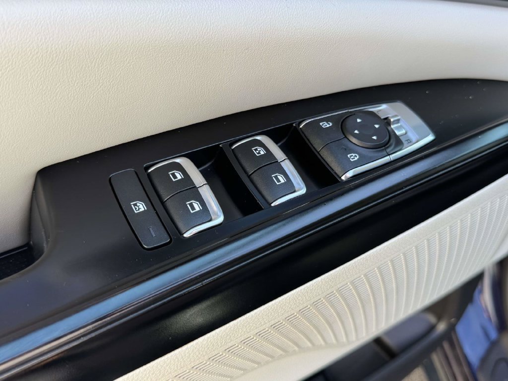 Used 2022 Kia Carnival LX FWD image 19