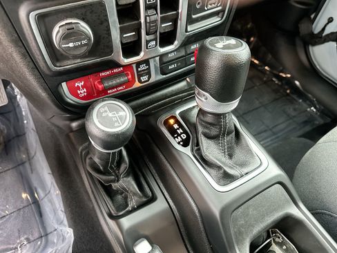 Used 2024 Jeep Wrangler Unlimited Rubicon AWD/4WD image 19