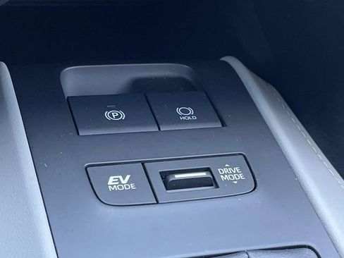 Used 2024 Toyota Venza LE image 33