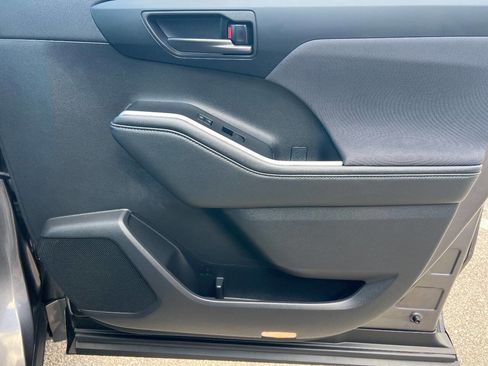 Used 2021 Toyota Highlander LE image 24