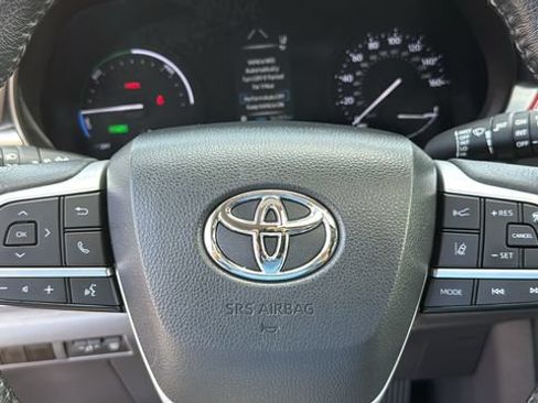 Used 2024 Toyota Sienna XLE AWD/4WD image 8