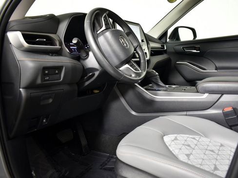 Used 2023 Toyota Highlander Bronze Edition image 15