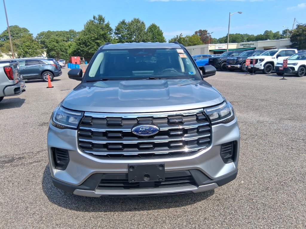 Used 2025 Ford Explorer Active AWD/4WD image 2