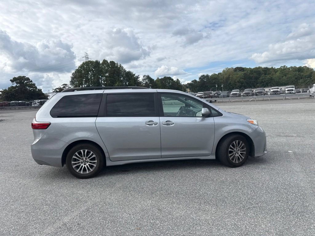 Used 2018 Toyota Sienna XLE Premium FWD image 12