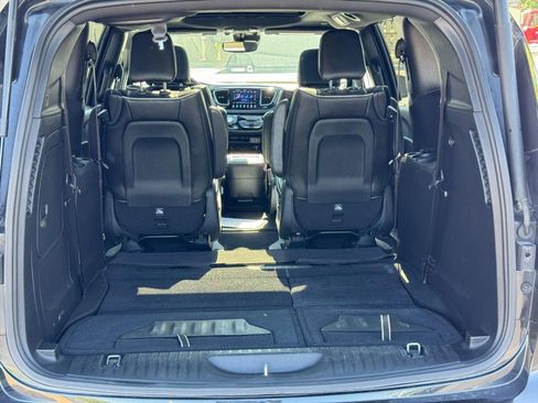 Used 2020 Chrysler Pacifica Limited w/ Advanced Safetytec Group FWD image 4