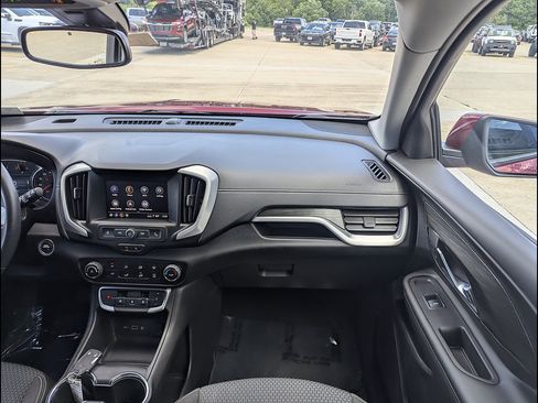 Used 2024 GMC Terrain SLE FWD image 4