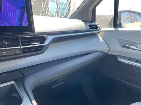 Used 2025 Toyota Sienna XLE image 38