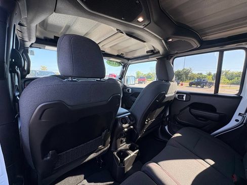 Used 2025 Jeep Wrangler Unlimited Rubicon AWD/4WD image 26