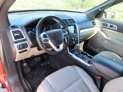 Used 2015 Ford Explorer XLT w/ Equipment Group 202B AWD/4WD image 19