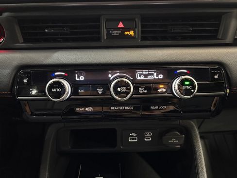 Used 2025 Honda Pilot TrailSport image 21