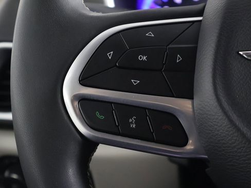 Used 2024 Chrysler Pacifica Touring-L image 39