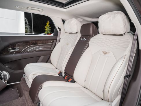 Used 2025 Bentley Bentayga Extended Wheelbase image 24