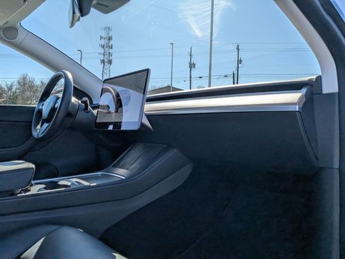 Used 2022 Tesla Model Y Long Range image 22