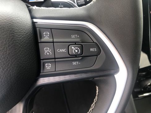 New 2025 Jeep Grand Cherokee Altitude image 19