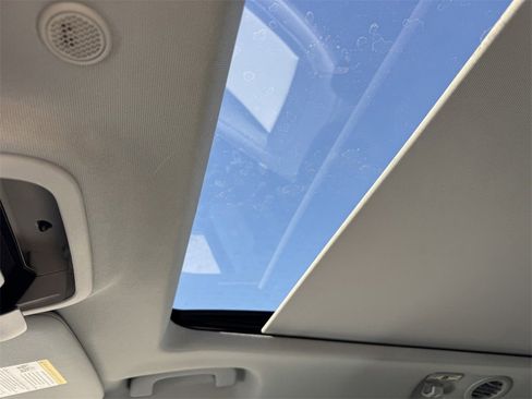 Used 2022 Ford Explorer XLT w/ Equipment Group 202A image 17