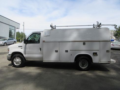 Used 2013 Ford E-350 and Econoline 350 Super Duty w/ Class I Trailer Tow Pkg image 8