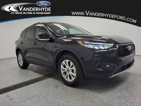 Used 2023 Ford Escape Active w/ Tech Pack #2 image 2