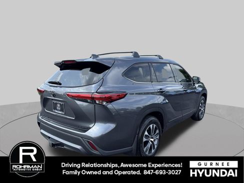 Used 2022 Toyota Highlander XLE AWD/4WD image 10