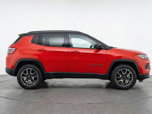 Used 2025 Jeep Compass Trailhawk image 11