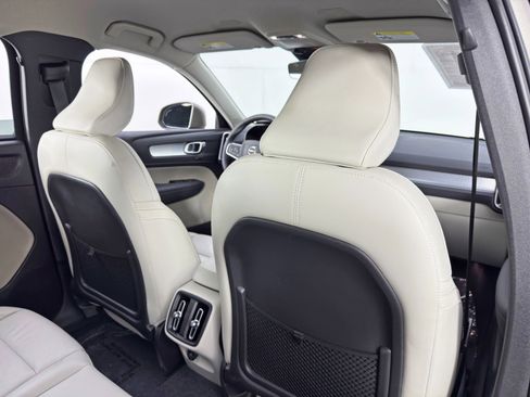 Used 2022 Volvo XC40 T5 Momentum w/ Premium Package image 35