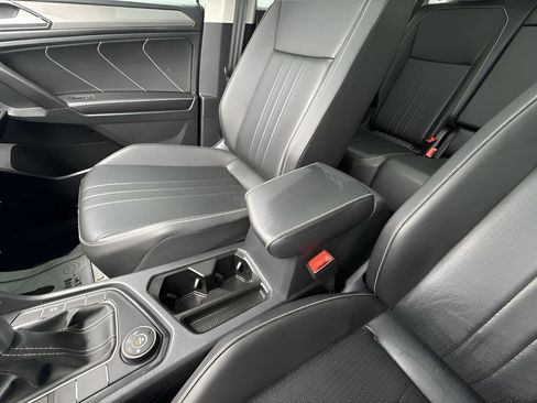 Used 2022 Volkswagen Tiguan SE w/ Panoramic Sunroof Package AWD/4WD image 22