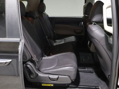 Used 2025 Kia Carnival FWD image 17