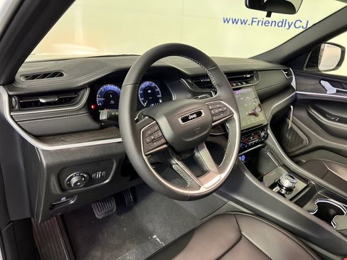 New 2025 Jeep Grand Cherokee Limited image 13