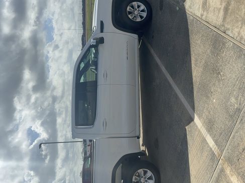 Used 2024 GMC Sierra 1500 SLE image 3