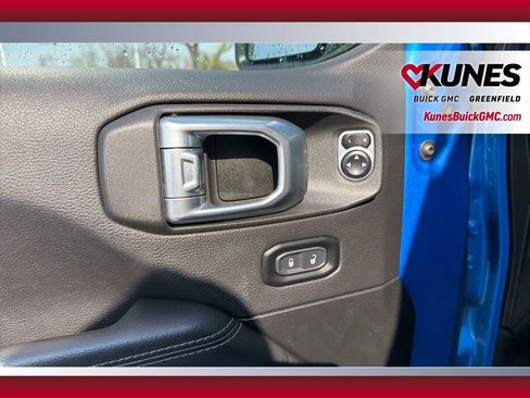 Used 2022 Jeep Wrangler Unlimited Sahara w/ Cold Weather Group AWD/4WD image 19