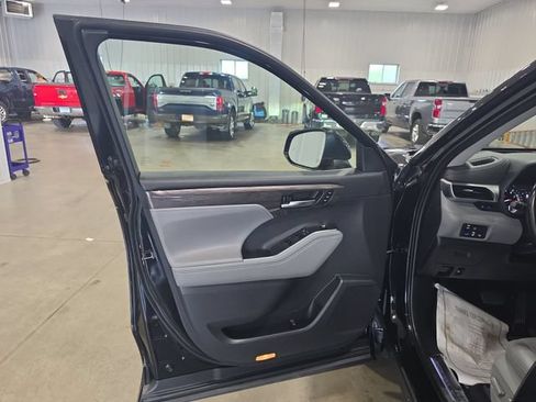 Used 2020 Toyota Highlander Platinum AWD/4WD image 25