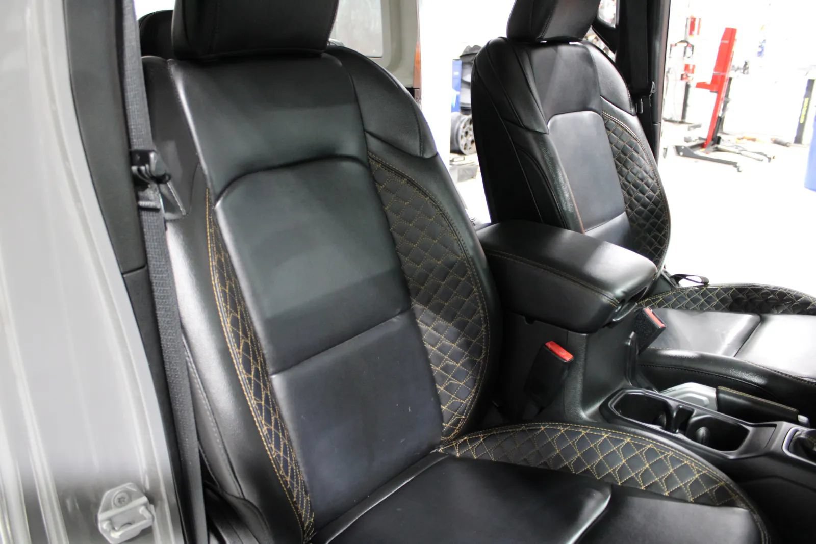 Used 2022 Jeep Wrangler Unlimited Sahara AWD/4WD image 35
