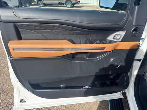 Used 2023 Ford Expedition Platinum image 11