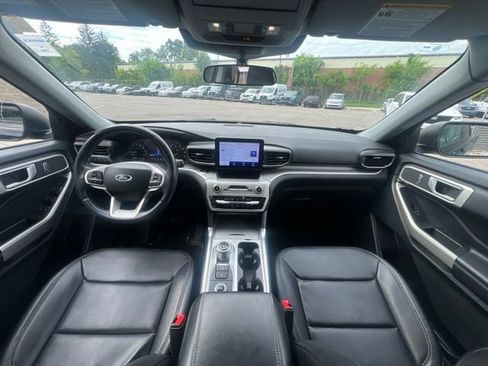 Used 2023 Ford Explorer XLT w/ Equipment Group 202A AWD/4WD image 14