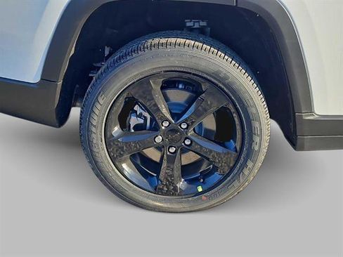 New 2025 Jeep Grand Cherokee L Altitude image 4