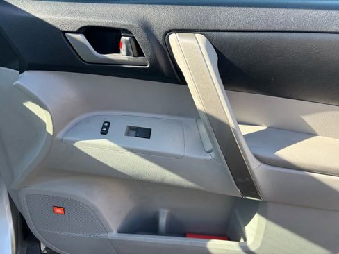 Used 2012 Toyota Highlander SE w/ Tow Pkg image 11