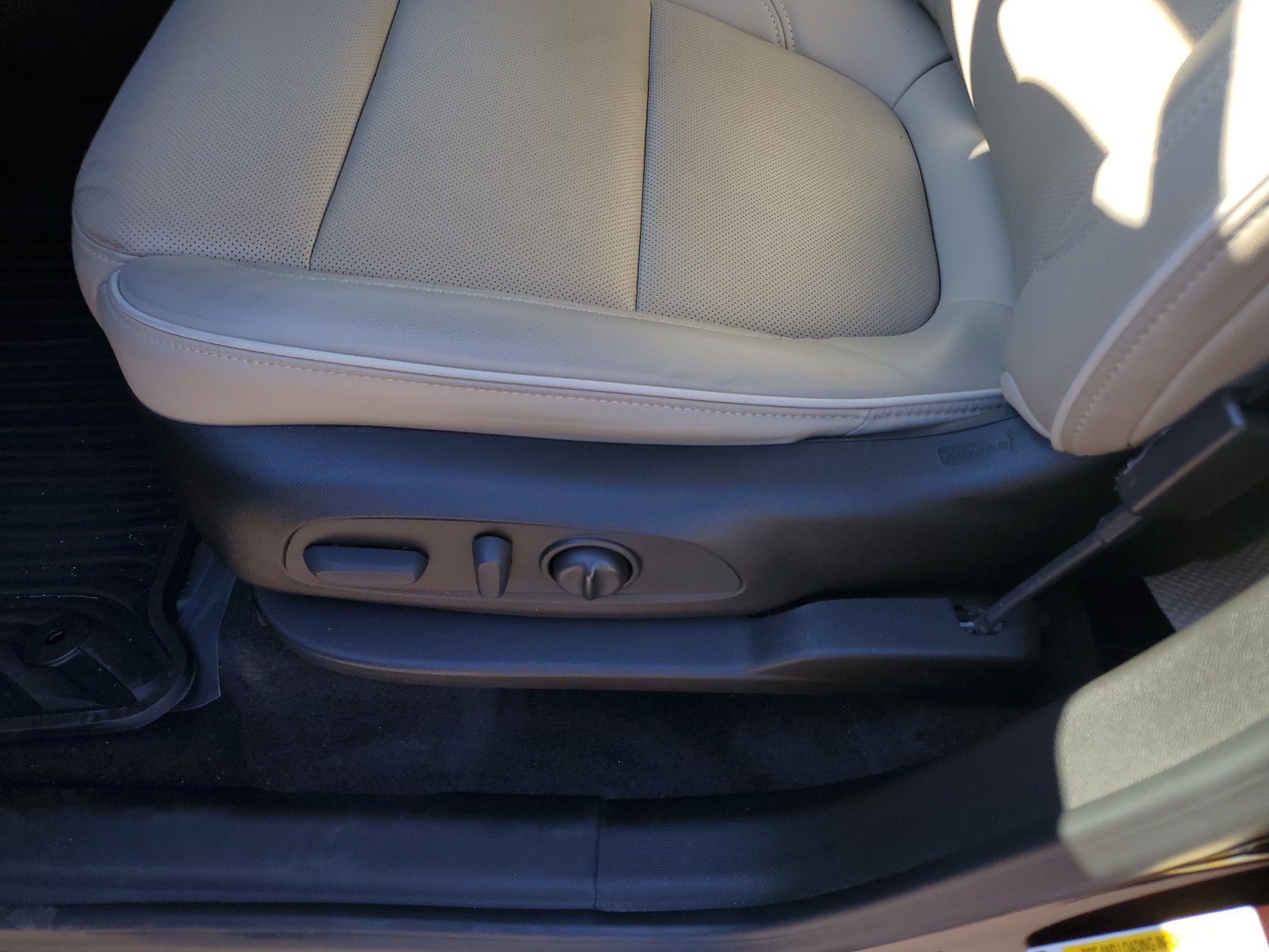 Used 2022 Chevrolet Traverse Premier FWD image 19