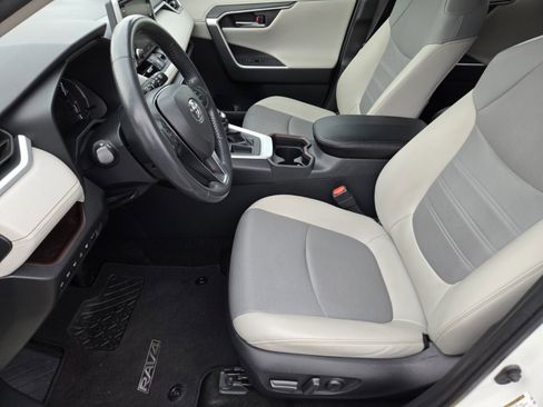 Used 2020 Toyota RAV4 Limited image 11