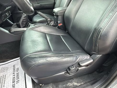 Used 2018 Toyota Tacoma TRD Sport AWD/4WD image 19